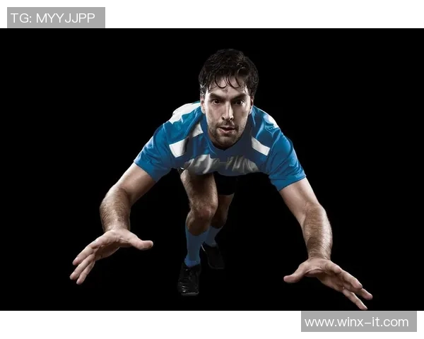 黑色背景下的足球明星高清图集展现动感与力量的完美结合